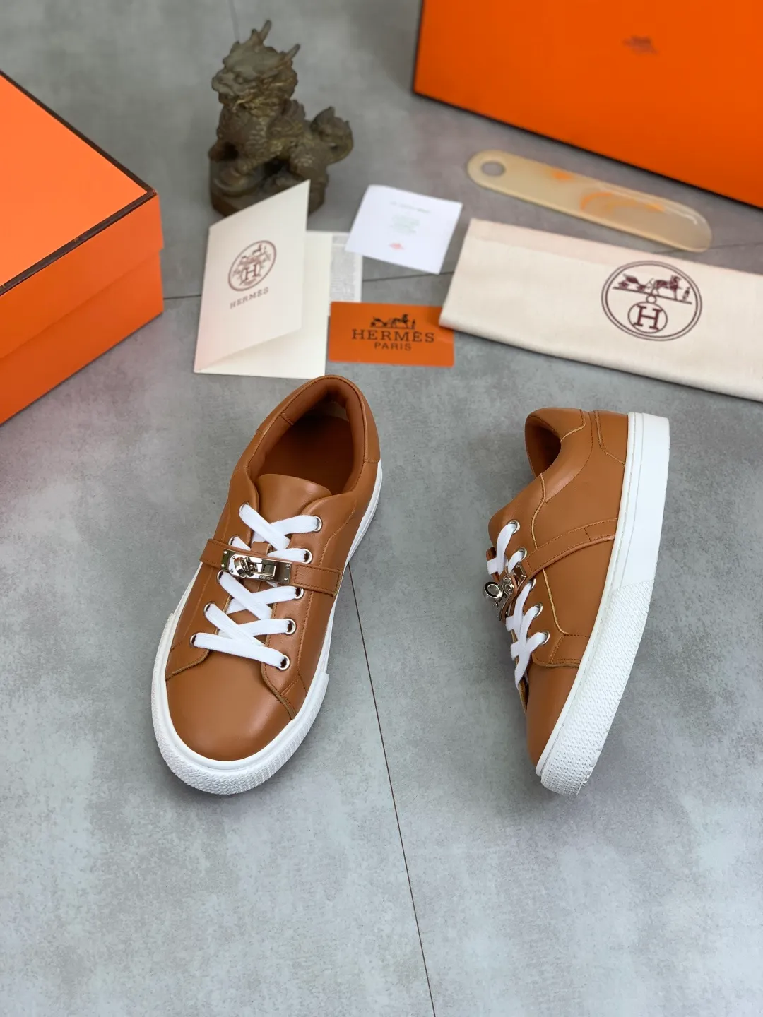 Men's men's shoes 💰P640 New Hermes top version Hermès classic couple style #𝐊𝐞𝐥𝐥𝐲 buckle casual white shoes skateboard shoes that will not conflict with shoes at all. Full of unknowns, Hermès rarely produces flat casual shoes and they are paired with classic palladium-plated Kelly shoe buckles! You'll fall in love with it at first sight. It's super versatile and can be worn with any skirt or pants. 🉑️Close your eyes and wear it. It's super noble. Fabric: Specific cowhide/canvas material. Lining: Sheepskin lining. Outsole: Original molded TPU outsole. Size: 35-45.